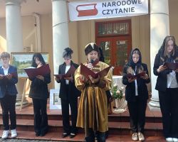 Uczniowie czytający poezje Kochanowskiego