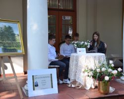 Uczniowie czytają poezje Kochanowskiego