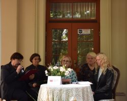 Nauczyciele czytaja poezje Kochanowskiego przy Urzędzie Gminy