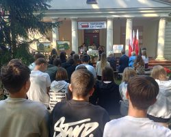 Czytanie Narodowe w parku przy Urzędzie Gminy