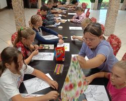 Uczniowie wykonują prace plastyczne w Goku