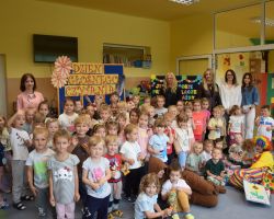 Zdjęcie grupowe przedszkolaków, nauczycieli i przedstawicieli gminy