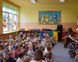 Przedszkolaki słuchają bajek