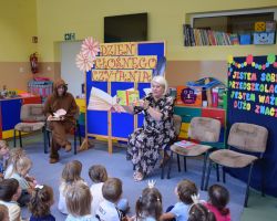 Dyrektor Goku czyta dzieciom bajki w przedszkolu