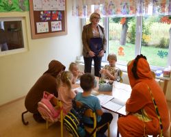 Pani wójt częstuje dzieci cukierkami