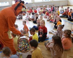 Dzieci częstują się cukierkami z okazji Dnia Przedszkolaka