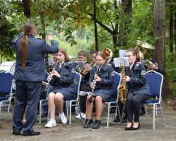 Występ Orkiestry Dętej podczas mszy św. polowej