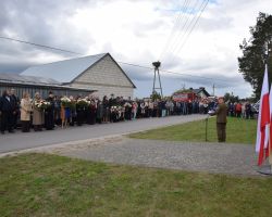 Zdjęcie wszystkich zgromadzonych pod pomnikiem w Jaźwinach