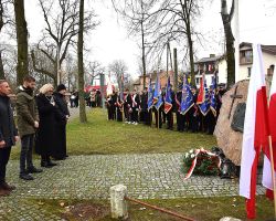Poczty sztandarowe i władze gminy przy Pomniku
