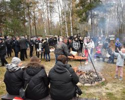 Uczestnicy Święta Niepodległości przy wspólnym ognisku