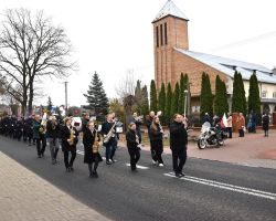 Orkiestra dęta i poczty sztandarowe na Marszu Niepodległości