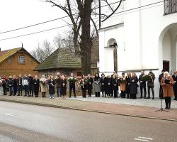 Na zdjęciu mieszkańcy i władze Gminy zebrani pod kościołem zabytkowym