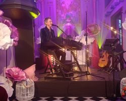 Na zdjęciu Maciej Miecznikowski grający na koncercie z okazji Dnia Kobiet