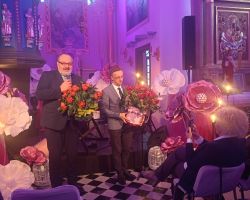 Na zdjęciu panowie składają życzenia wszystkim Paniom przed koncertem