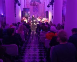 Na zdjęciu publiczność zebrana na koncercie z okazji Dnia Kobiet