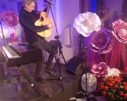 Na zdjęciu Maciej Miecznikowski grający na gitarze