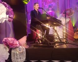 Na zdjęciu Maciej Miecznikowski grający na pianinie