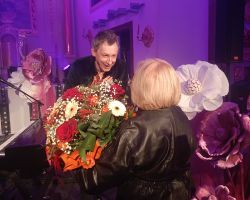 Na zdjęciu pani Wójt dziękuje artyście za występ