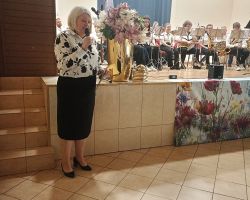 Na zdjęciu dyrektor GOKu rozpoczyna koncert z okazji Dnia Kobiet