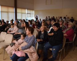 Na zdjęciu publiczność zgromadzona na koncercie z okazji Dnia Kobiet