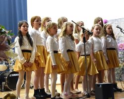 Na zdjęciu zespół Złote Nutki na scenie podczas koncertu na Dzień Kobiet