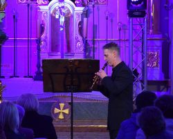 Na zdjęciu mężczyzna z zespołu Jerycho grający na instrumencie