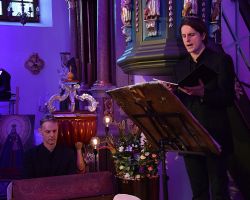 Na zdjęciu dwóch mężczyzn z zespołu Jerycho śpiewają na koncercie w kościele