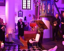 Na zdjęciu zespół Jerycho i ludzie bijący brawa