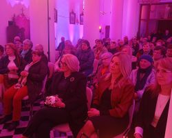 Na zdjęciu ludzie zebrani na koncercie w zabytkowym kościele