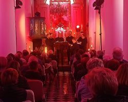 Na zdjęciu zespół Jerycho na koncercie w zabytkowym kościele