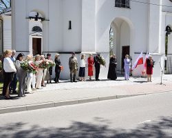 Przedstawiciele gminy, jednostek oświatowych, straży, ksiądz na obchodach 3 Maja