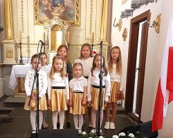 Dziewczynki na scenie podczas śpiewania piosenek patriotycznych