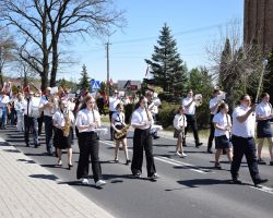 Przemarsz orkiestry dętej podczas Obchodów 3 Maja