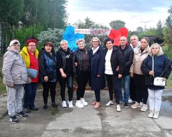 Grupa ludzi pozuje do zdjęcia z panią wójt