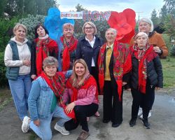 Kobiety z koła gospodyń pozują do zdjęcia z panią wójt