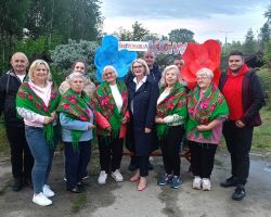 Koło gospodyń wiejskich pozuje do zdjęcia z pania wójt