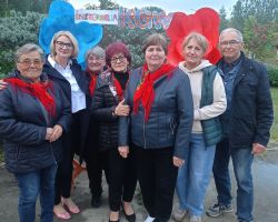 Grupa ludzi pozuje do zdjęcia z panią wójt na zabawie koła gopodyń