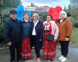 Grupa ludzi pozuje do zdjęcia z panią wójt na zabawie koła gopodyń