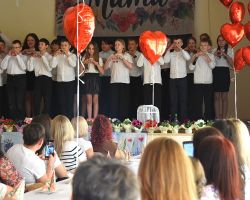 Dzieci występują na scenie z okazji Dnia Matki
