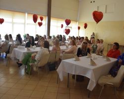 Na zdjęciu mamy siedzą przy stolikach na uroczystoći z okazji Dnia Matki