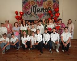 Zdjęcie grupowe uczniów i ich mam podczas uroczystości Dnia Matki