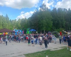 wszyscy uczniowie zgromadzeni na placu podczas Dnia Dziecka
