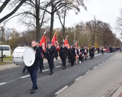 zdjęcie przedstawia osoby uczestniczące w obchodach