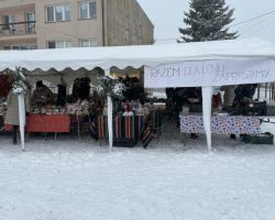 zdjęcie przedstawia stoiska oraz wystawców jarmarku