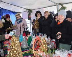 zdjęcie przedstawia osoby biorące udział w jarmarku