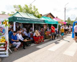 Zdjęcie przedstawia stoiska Kół Gospodyń Wiejskich.