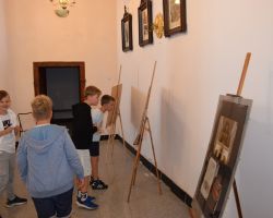 Zdjęcie przedstawia dzieci podczas oglądania wystawy.