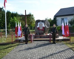 Zdjęcie przedstawia żołnierzy pod pomnikiem w Jaźwinach.