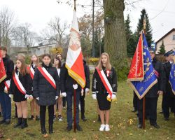 Zdjęcie przedstawia uczniów szkół ze sztandarem.