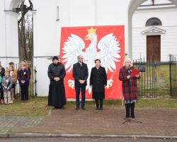 Zdjęcie przedstawia przedstawicieli władz oraz osoby prowadzące uroczystość.